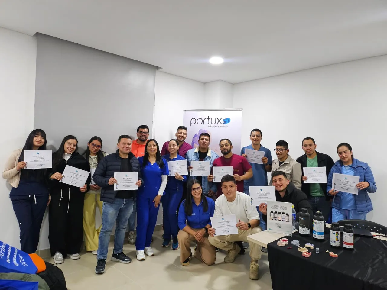 Grupo de profesionales con sus certificados al final de una capacitación