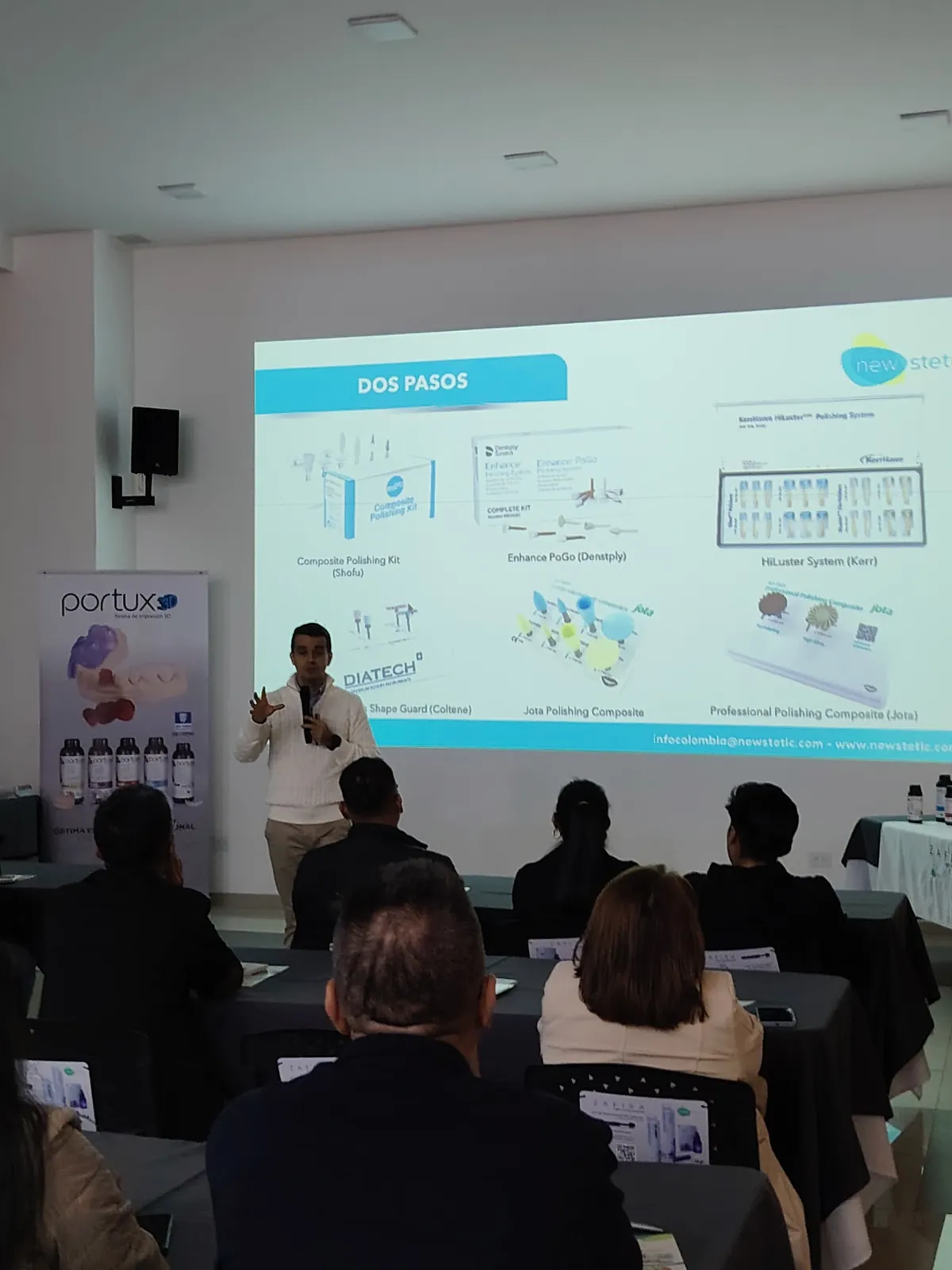 Charla técnica con presentación de productos dentales ante un grupo de odontólogos