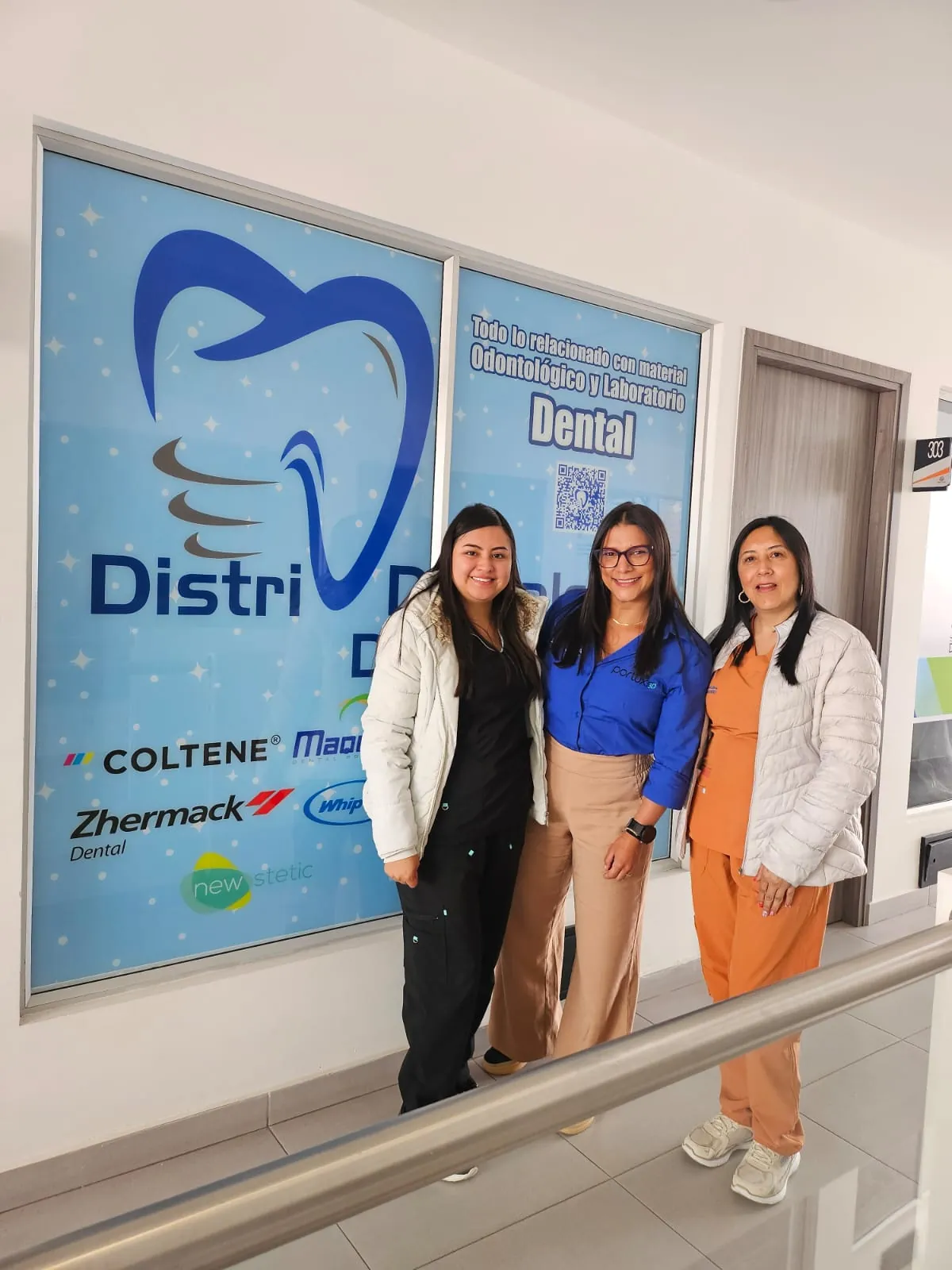 Equipo de Distridentales de Nariño frente al letrero de la empresa en el Edificio Emporium