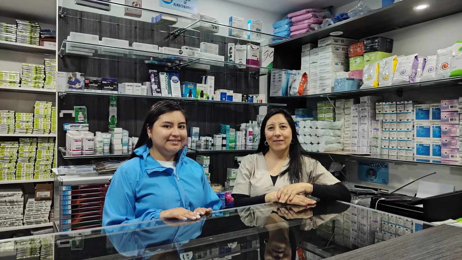 Dos asesoras de Distridentales de Nariño sonriendo en el mostrador, con la tienda surtida detrás